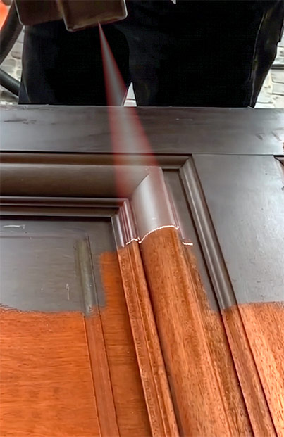 Limpieza láser sobre madera en Zaragoza para retirar barniz o suciedad superficial